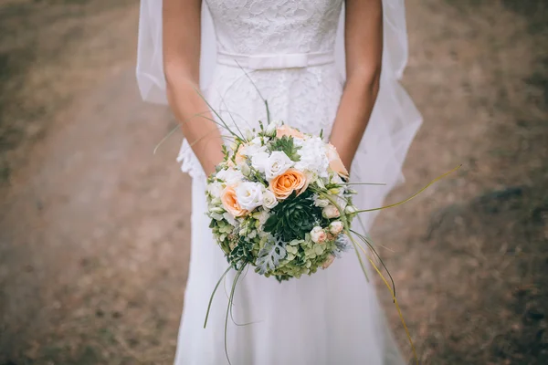 Ramo de novia en las manos — Foto de Stock