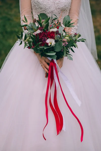 Букет невесты в руках — стоковое фото