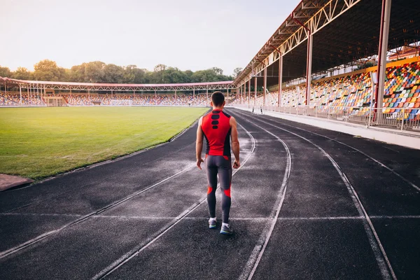 A férfi sportolók stadionban hátulnézet. — Stock Fotó