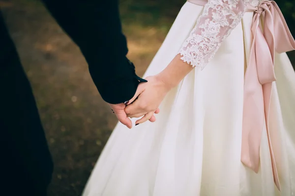 Recém-casados perto do velho castelo — Fotografia de Stock