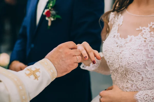 Kilisede yüzük takıyor