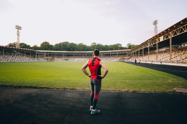 Bakifrån av manliga idrottare i stadium. — Stockfoto