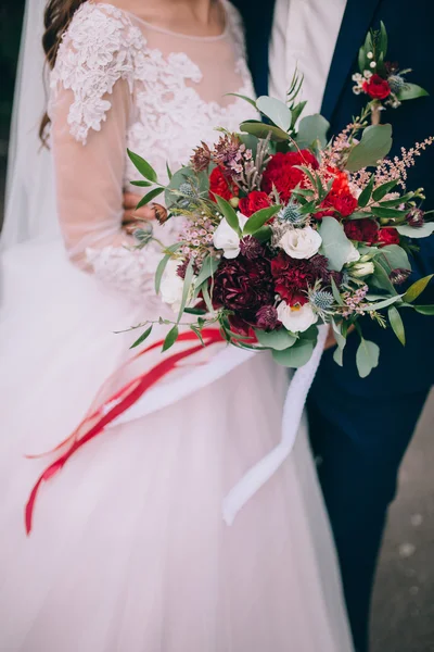 Recém-casados com flores silvestres buquê — Fotografia de Stock