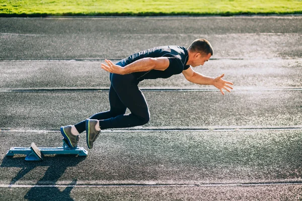 Sprinter verlässt Startblöcke — Stockfoto