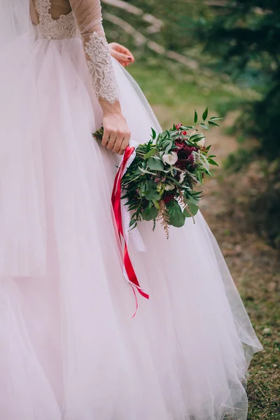 Brautstrauß in der Hand — Stockfoto