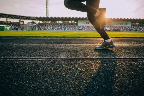 Sprinter bacaklar yukarı kapatın — Stok fotoğraf