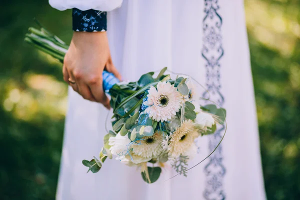 Bukiet ślubny w ręku — Zdjęcie stockowe