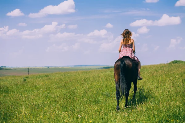 Девушка верхом на лошади — стоковое фото