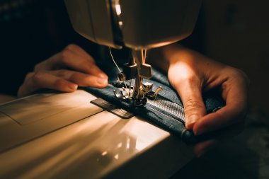 dikiş makinesinde çalışan kadın