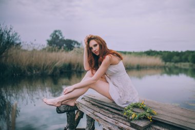 Çelenk ile güzel genç kadın