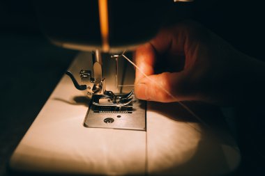 dikiş makinesinde çalışan kadın