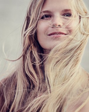 Rüzgarlı havalarda eğleniyor kadın