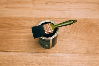 Fırça kullanarak bir ahşap zemin cila