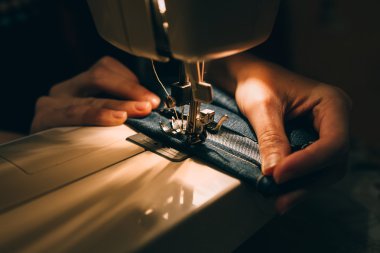 dikiş makinesinde çalışan kadın