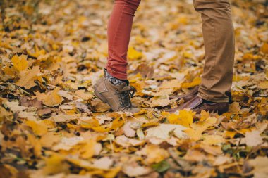 Sonbahar parkında bir çift