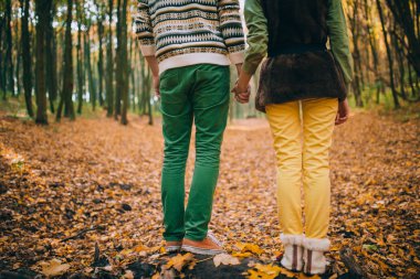 Sonbahar parkında bir çift