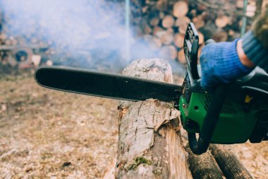 Erkek el bagajı testere ile kesme