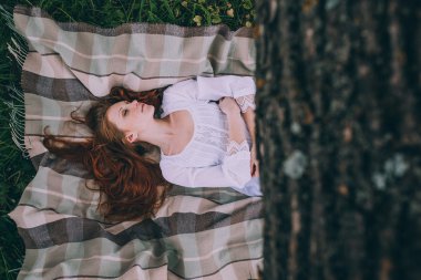 Kız bir battaniye açık havada üzerinde rahatlatıcı