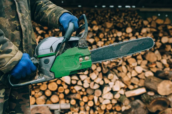 Male hands holding chainsaw — Stock Photo, Image