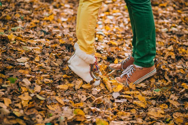 Paar im Herbstpark — Stockfoto