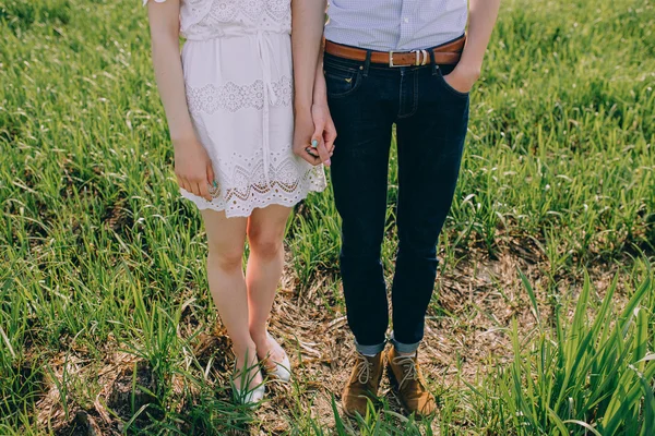 Fiatal pár fogja egymás kezét a szabadban — Stock Fotó