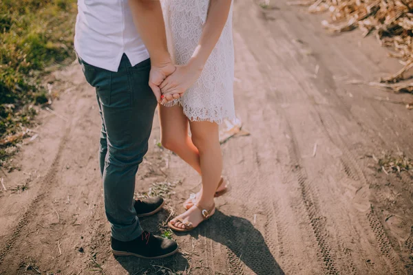 Pareja cogida de la mano en camino —  Fotos de Stock