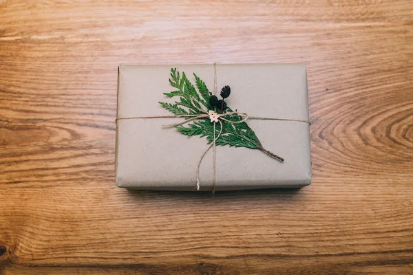Рождественская коробка с бечевкой — стоковое фото