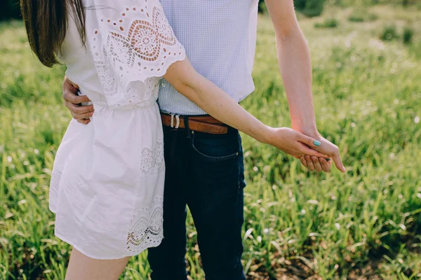 Pareja joven cogida de la mano al aire libre — Foto de Stock