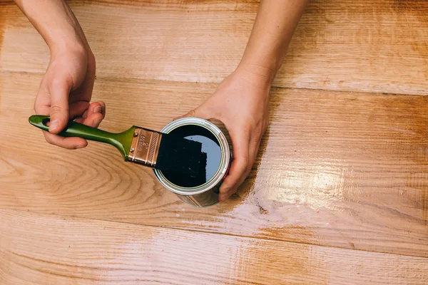 Struttura del legno, mano e pennello — Foto Stock