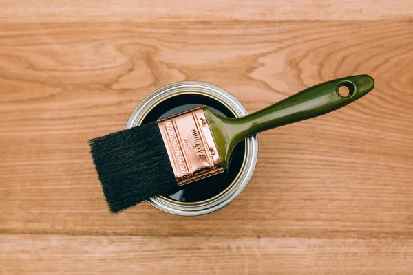 Verniciatura di un pavimento in legno con pennello — Foto Stock