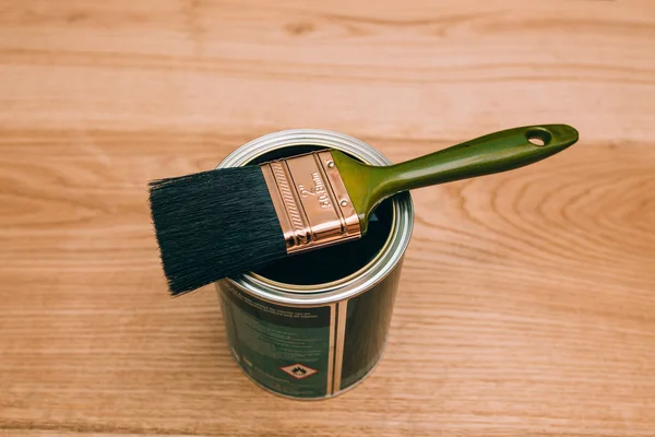 페인트 브러시를 사용 하 여 나무 바닥을 니스로 칠하기 — 스톡 사진