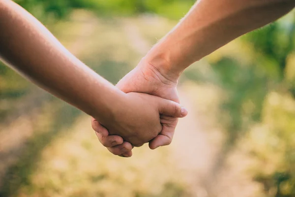 Pareja cogida de la mano — Foto de Stock