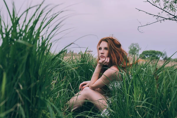 Beautiful girl in field — Stock Photo, Image