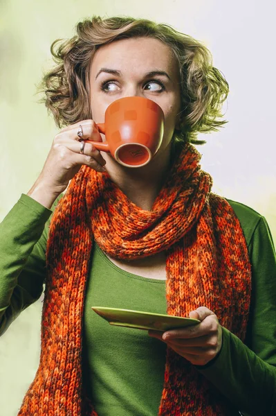Redhead woman with cup of tea — Stock Photo, Image