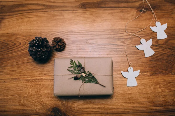 Weihnachtsgeschenkbox mit Bindfaden — Stockfoto