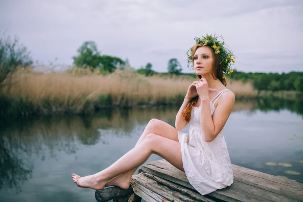 花輪と美しい若い女性 — ストック写真