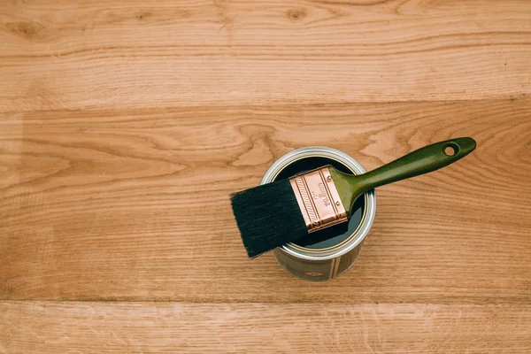 페인트 브러시를 사용 하 여 나무 바닥을 니스로 칠하기 — 스톡 사진