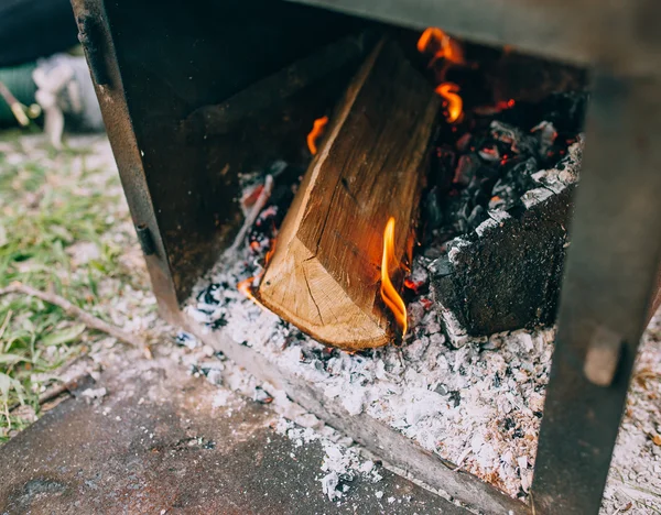 Brinnande log i kaminen — Stockfoto