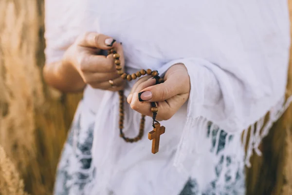 Rosaire en bois Dans les mains — Photo