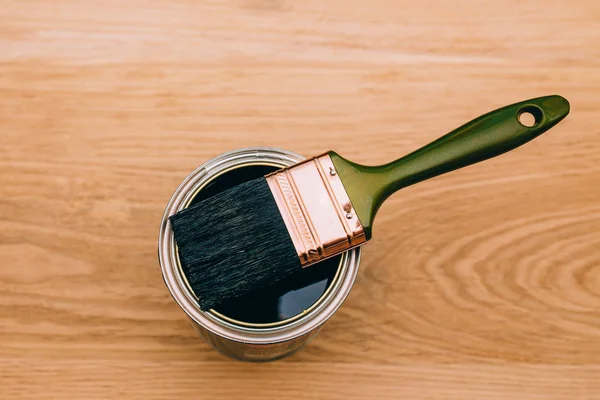 Barnizado de un suelo de madera con pincel — Foto de Stock