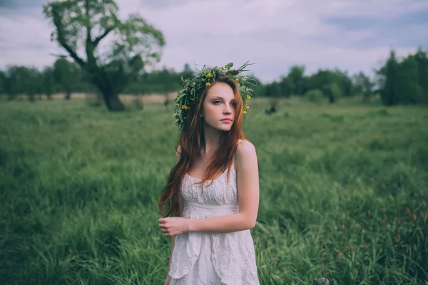 Donna con corona di fiori di campo — Foto Stock