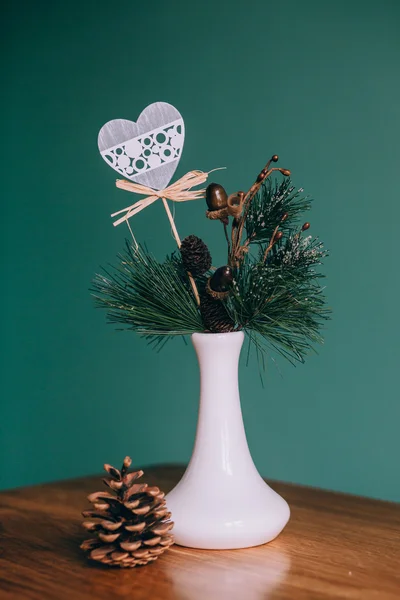 Ramo de árvore de abeto no vaso com cone — Fotografia de Stock