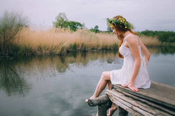 Bella giovane donna con ghirlanda — Foto Stock