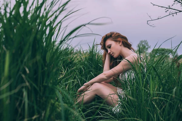 Beautiful girl in field — Stock Photo, Image