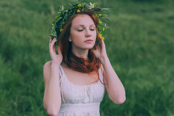 Bella giovane donna con ghirlanda — Foto Stock