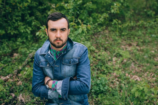 Guapo barbudo hombre al aire libre — Foto de Stock