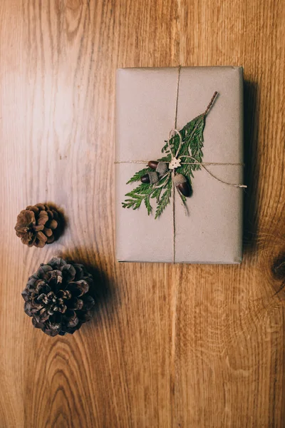 Χριστούγεννα δώρο κουτί με σπάγγο — Φωτογραφία Αρχείου