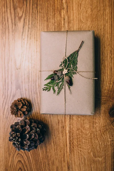 Χριστούγεννα δώρο κουτί με σπάγγο — Φωτογραφία Αρχείου