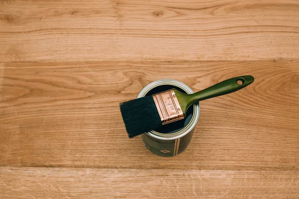 Varnishing a wooden floor using paintbrush — Stock Photo, Image