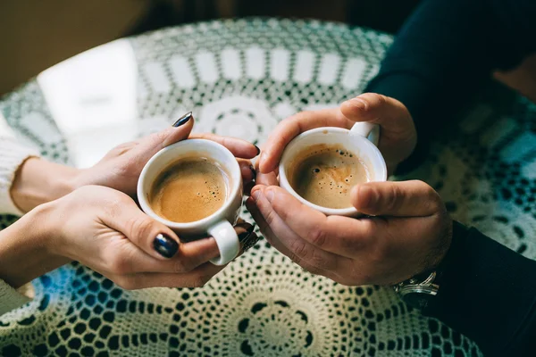 Tazas de café en las manos — Foto de Stock